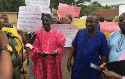 Oando shareholders protest in Ibadan, demand Wale Tinubu’s Sack