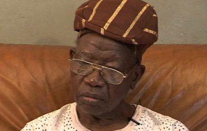 Buhari Greets Jakande At 90
