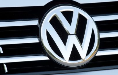 Volkswagen Unveils Electric Car-Charging Robot