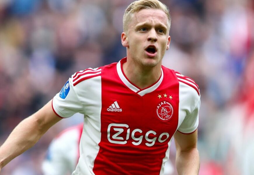 Man Utd Sign Ajax Midfielder For £35m