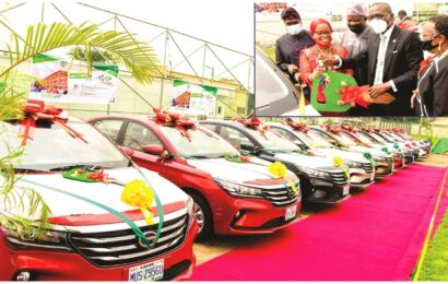 Lagos Rewards Outstanding Teachers With 12 Cars