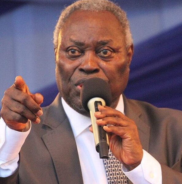 Buhari Greets Pastor Kumuyi At 80