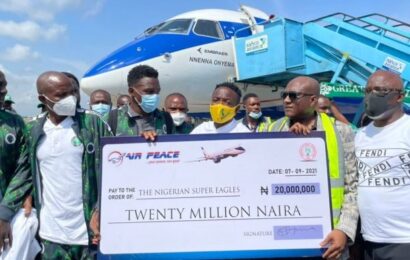 Air Peace Boss Fulfils Cash Promise To Eagles