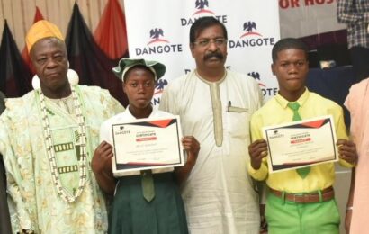 Dangote Refinery Awards Scholarship To 460 Students