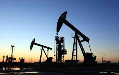 Oil Falls On Weak US, Chinese Data