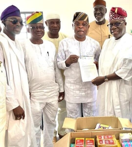 Isale Eko Descendants Donates Medical Supplies To Commemorate Oba Akiolu’s 80th Birthday